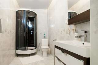 Гостиница Sweet Hall Краснодар Двухместный номер с 2 отдельными кроватями и дополнительной кроватью-3