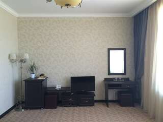 Гостиница Sweet Hall Краснодар Двухместный номер с 2 отдельными кроватями и дополнительной кроватью-2