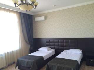 Гостиница Sweet Hall Краснодар  Двухместный номер с 2 отдельными кроватями и дополнительной кроватью-5