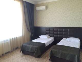 Гостиница Sweet Hall Краснодар  Двухместный номер с 2 отдельными кроватями и дополнительной кроватью-1
