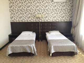 Гостиница Sweet Hall Краснодар  Двухместный номер с 2 отдельными кроватями и дополнительной кроватью-6